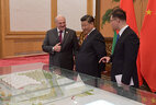 Си Цзиньпин продемонстрировал Александру Лукашенко макеты футбольного стадиона и бассейна, которые китайская сторона предполагает подарить Беларуси