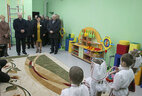 Александр Лукашенко во время посещения яслей-сада в агрогородке Добрынь Ельского района