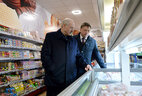 Александр Лукашенко во время посещения магазина Белкоопсоюза в агрогородке Добрынь Ельского района