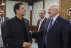 Президент Беларуси Александр Лукашенко на полях саммита встретился с Премьер-министром Пакистана Имраном Ханом