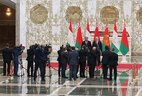 Президент Беларуси Александр Лукашенко и Президент Таджикистана Эмомали Рахмон во время церемонии фотографирования