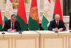 Президент Беларуси Александр Лукашенко и Президент Таджикистана Эмомали Рахмон во время подписания Договора о стратегическом партнерстве